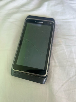 Nokia N8 phone for parts used, poor condition
