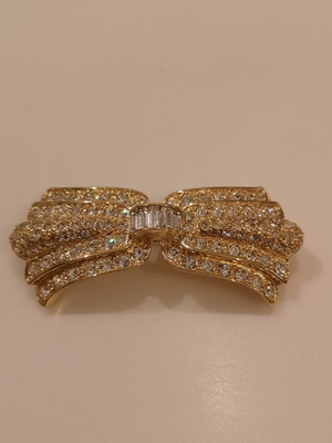 Vintage brooch used in gold tone with crystals