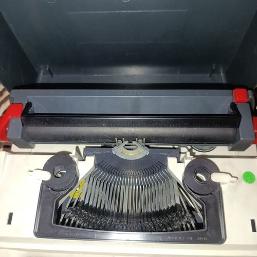Vintage Petite 900 children's typewriter used