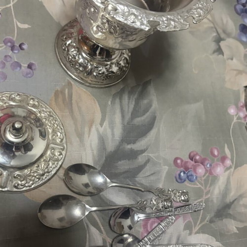 Vintage dessert container with 5 spoons in 2 designs like new