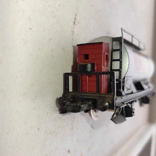 Vintage Fleischmann HO Scale 1465 E Esso Tanker and 3 wagons like new