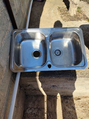 Νεροχύτης διπλός inox και νιπτήρας με βρύση