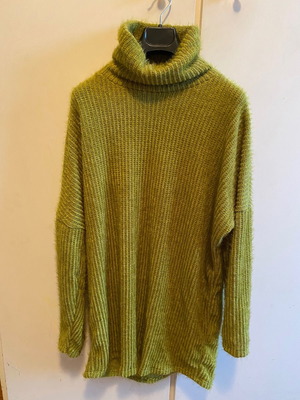 Green sweater unused, one size, long