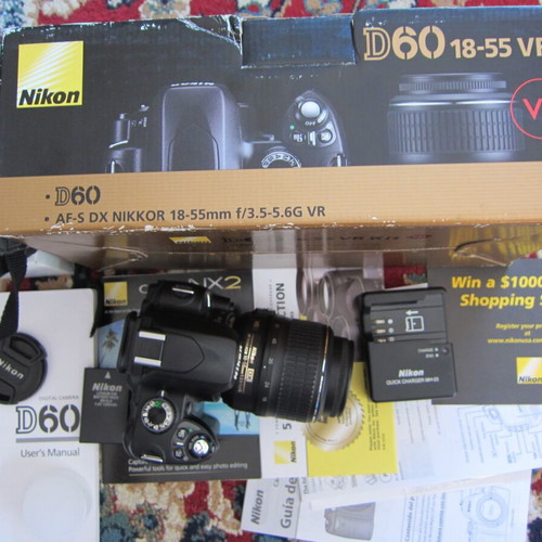 Nikon D60 DSLR Camera Kit DX Format 10.2MP with VR 18-55mm Lens like new