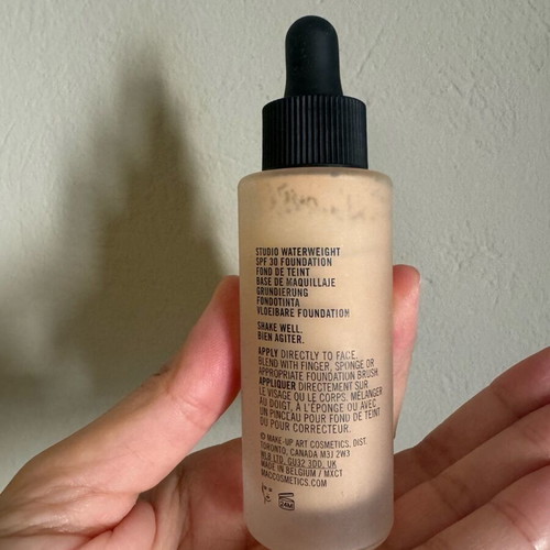 Mac Foundation NC25 Waterweight like new with SPF 30