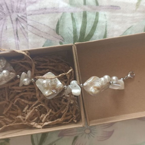 Jewelry set with pearls and handmade shell necklace like new, beige and white