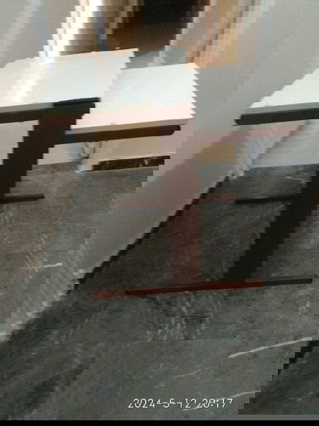 Πωλείται τραπέζι ειδικό για υπολογιστή και πληκτρολόγιο