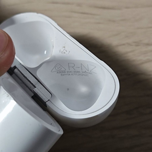 AirPods 4th Gen used, left earbud and case fully functional