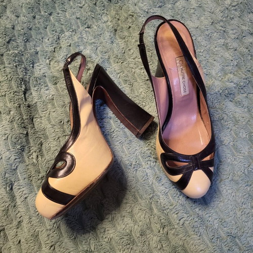 L'autre Chose leather pumps used with thick high heel, beige bow design