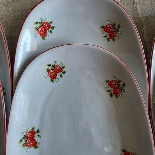 Plates with strawberry design new