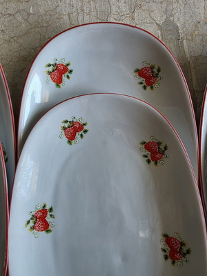 Plates with strawberry design new