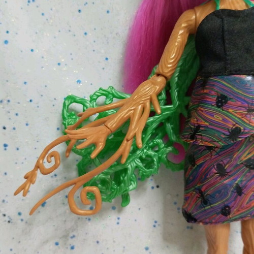 Monster High Teresa Thornwillow doll used, incomplete