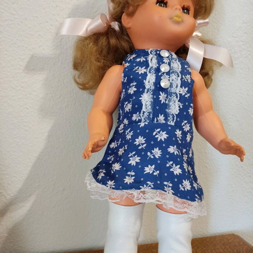 Vintage French doll used, in good condition with one eye sticking