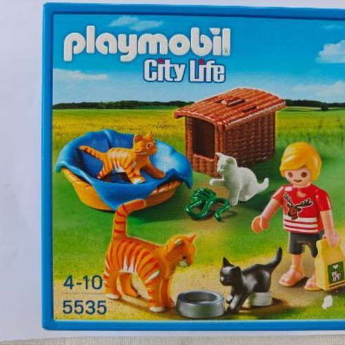 Playmobil 5535 City Life boy and kittens set like new, complete