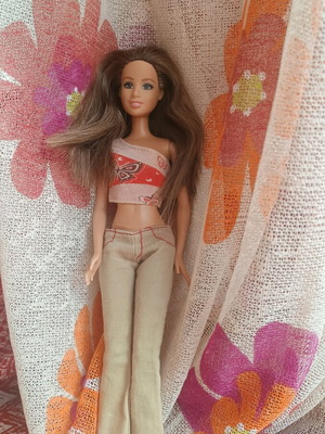Barbie brunette Y2k used with complete outfit