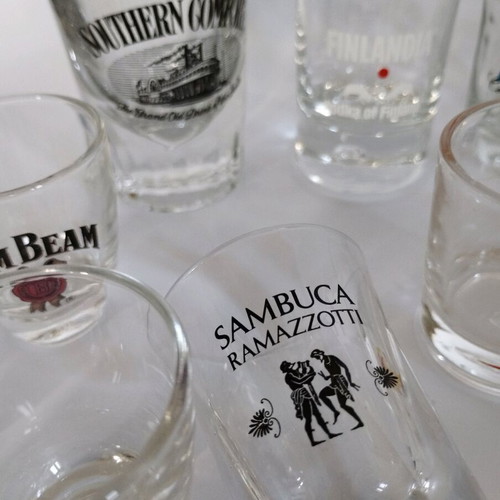 Shot glass collection like new, 14 pieces