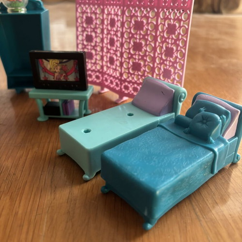 Vintage Polly Pocket set like new with car, dolls, and furniture