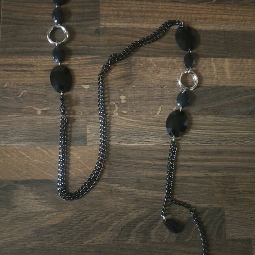 Necklace like new, black and tall