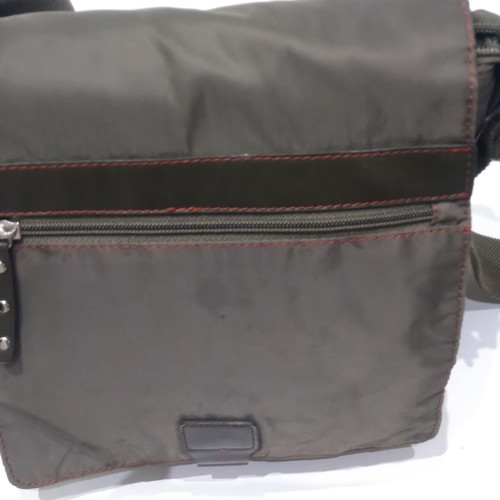 Shoulder bag in khaki color with many compartments, ideal for students