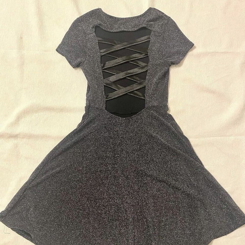 Dress with sequin look and open back size Medium like new, black and silver