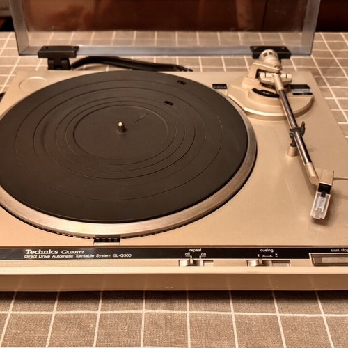 Technics SL-Q300 Quartz Direct Drive turntable with Audio-Technica AT81CP used