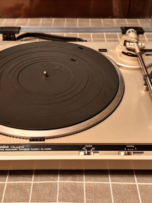 Technics SL-Q300 Quartz Direct Drive turntable with Audio-Technica AT81CP used