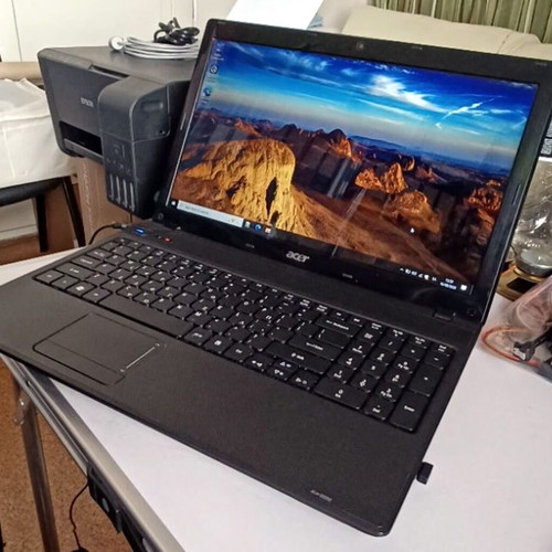 Acer 5742G laptop, 15.6-inch CineCrystal LED screen, Intel Core i5, 8GB RAM, 256GB SSD, Windows 10
