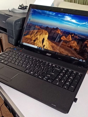 Acer 5742G laptop, 15.6-inch CineCrystal LED screen, Intel Core i5, 8GB RAM, 256GB SSD, Windows 10