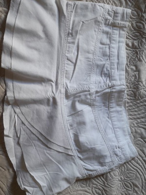 Zara mini skirt like new, white, zipper front, pockets, size M