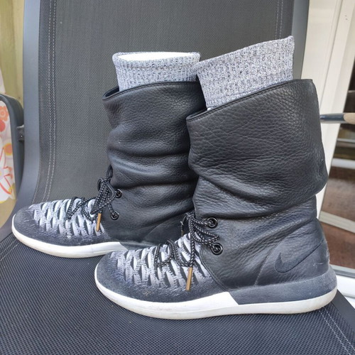 Nike women's athletic boots used, size 38, black and white