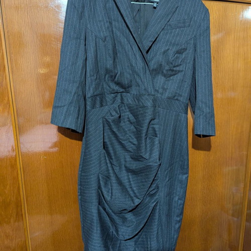 La chateau dress size large, like new, ideal for office