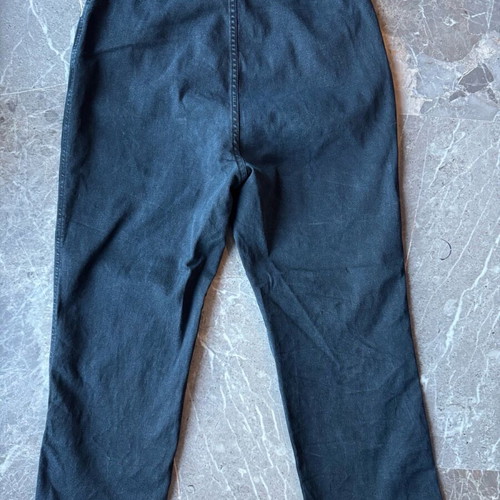 Women's black capri jeans