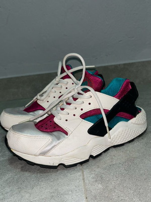 Nike Air Huarache Run αθλητικά μεταχειρισμένα, γυναικείο μέγεθος 38,5, άσπρο radiant emerald sport fuchsia