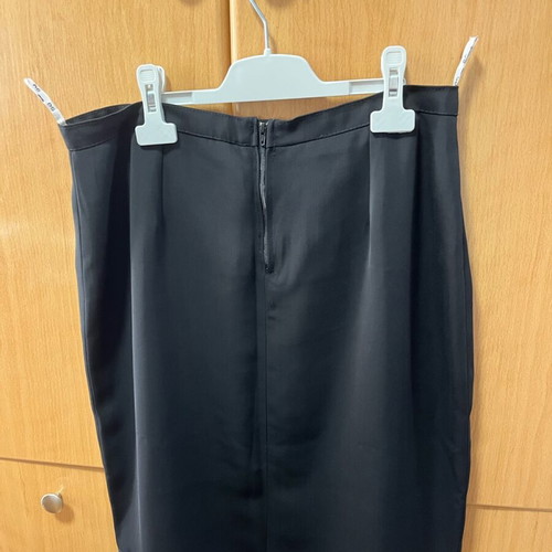 Black skirt with design and zipper Large like new