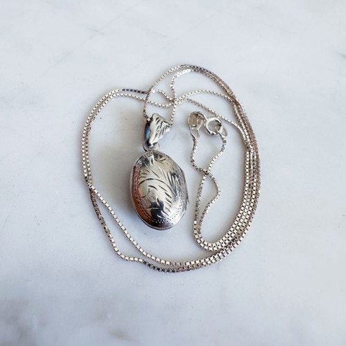 Vintage silver necklace with 925 silver photo locket, like new