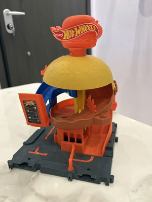 Hot Wheels City Downtown Burger Drive Thru playset like new with 5 cars