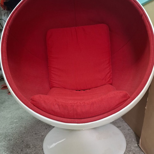 Armchair like new, height 130 cm, red fabric