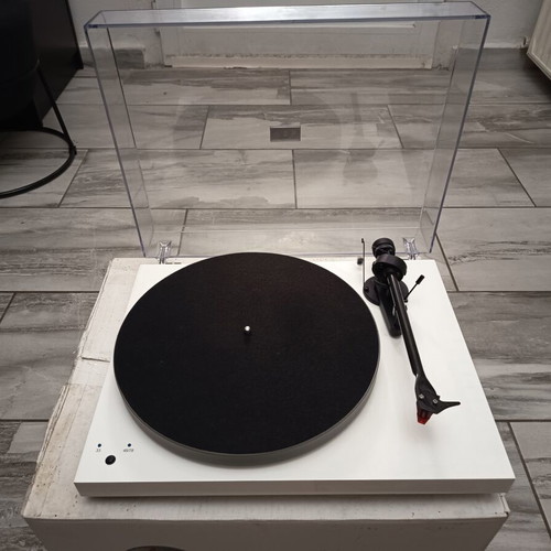 Pro-ject Debut Carbon E-sprit SB turntable white with Phono Box E preamp