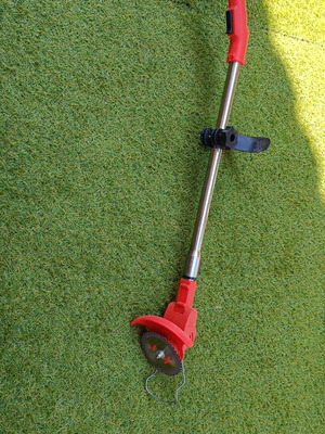 Electric grass trimmer with battery