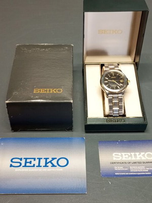 Seiko V742-8119 men's two-tone quartz wristwatch 38mm like new
