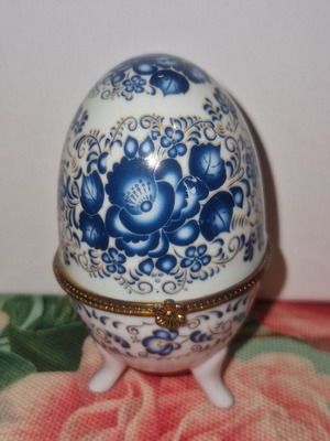 Limoge porcelain decorative egg like new