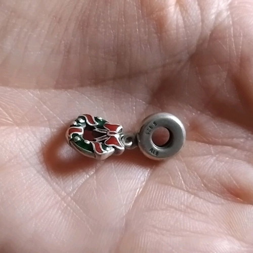 Pandora charm holiday wreath like new, multicolor