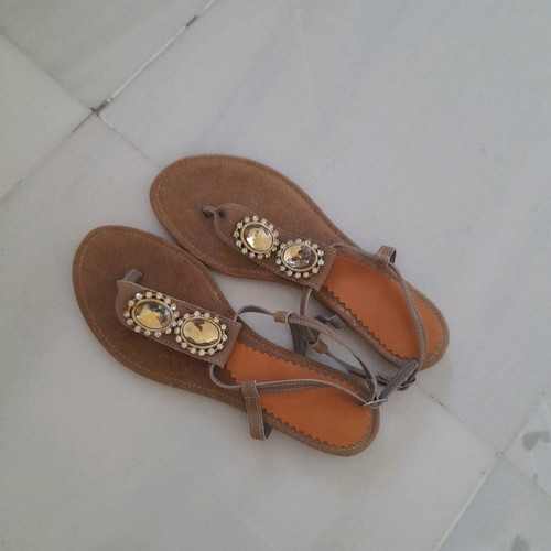 Leather sandal size 38 new with golden beads