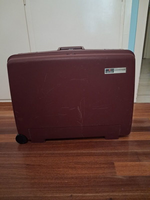 Vintage Delsey hardshell suitcase used, medium size, Delsey Club model