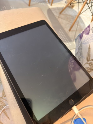 iPad 9th Gen A2604 used for spare parts