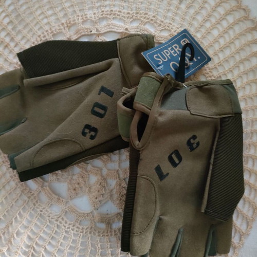 Gloves new in khaki color with protective padding