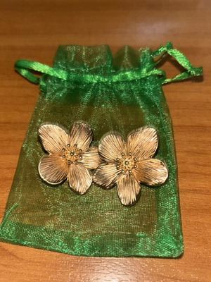 Gold Flower Dangling Earrings like new