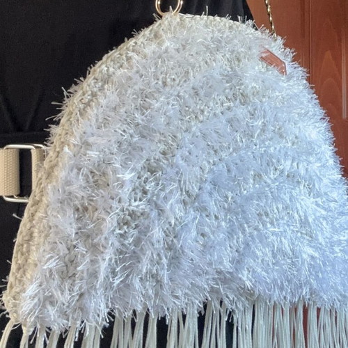 Handmade white knitted shoulder bag with fringes and gold chain