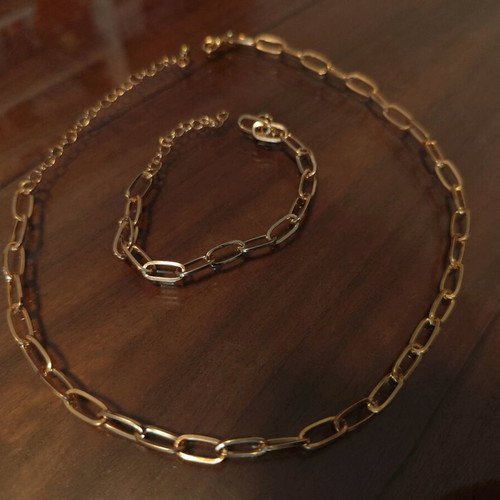 Faux bijoux set like new, gold-colored necklace and bracelet