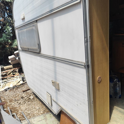 Caravan used with 2 beds, 4 meters long